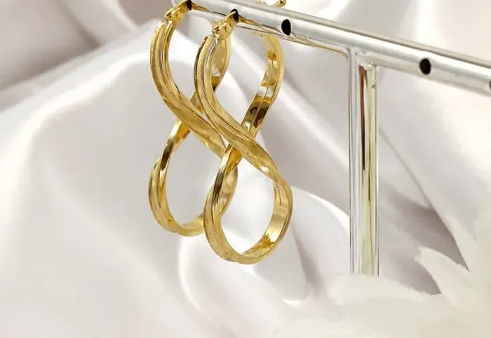 Par de Brincos Infinity em Ouro 18k 750