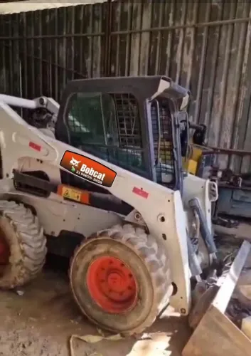 Mini carregadeira Bobcat S850 cabine aberta 