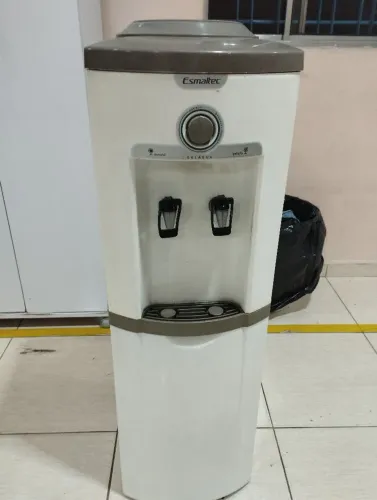 Bebedouro Esmaltec - seminovo e muito conversado pronto para uso e vai um galão água