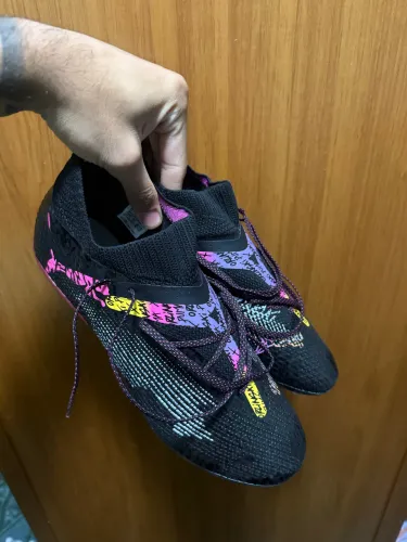 Chuteira Society Puma Future 7 MG Preta e Rosa "Orlinski Pack"