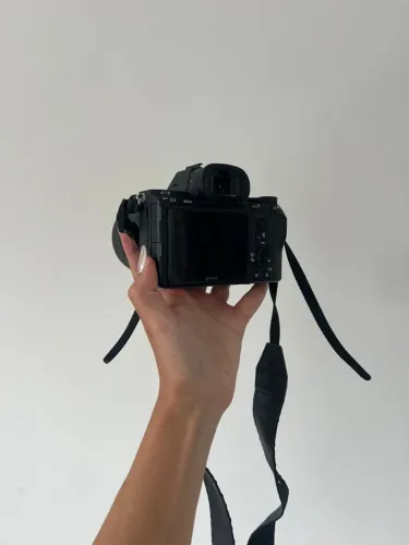 Câmera profissional Sony Alpha A7III + Lente do kit (28-70mm)