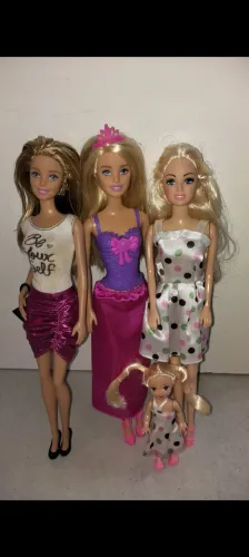 Lote de Barbies ( LER DESCRIÇÃO )