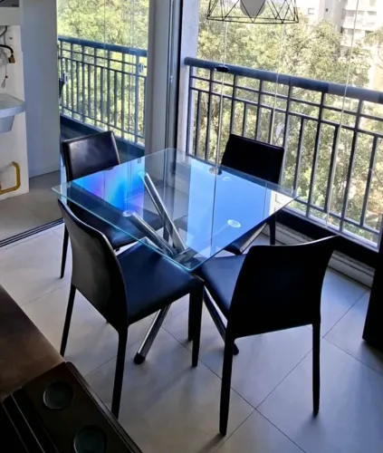 Mesa e cadeiras