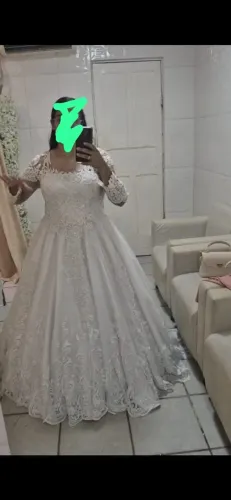 Vestido de noiva com renda e aplicação