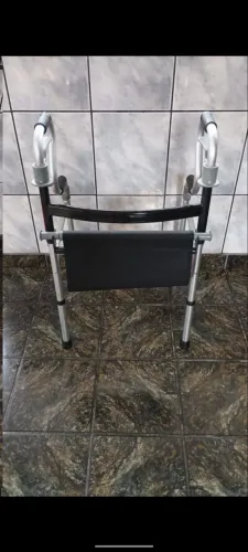 Andador dobrável Zimedical com assento