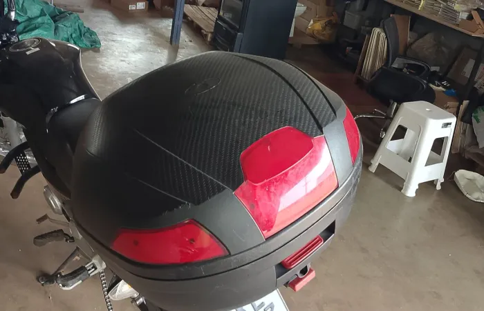 Vendo baú em excelente estado com kit suporte