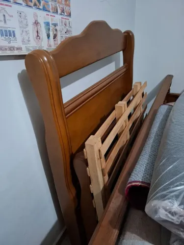 Cama solteiro de madeira