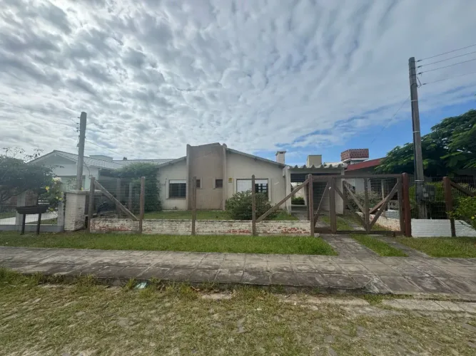 Casa rua do lirio pronta para reformar 70 m c/ 3 quartos em Capao Novo - Capão da Canoa -