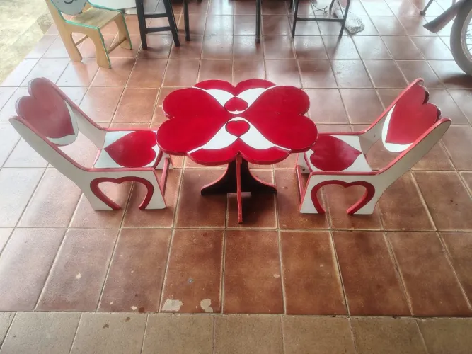 Conjunto Infantil Mesa e 2 Cadeiras de Madeira (Super Resistente - Suporta 40kg)