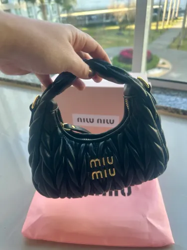 MIU MIU - Bolsa feminina em couro acolchoada Preta - acompanha todos os itens 