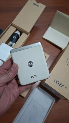 Motorola razr40 com. nota fiscal caixa e assessórios