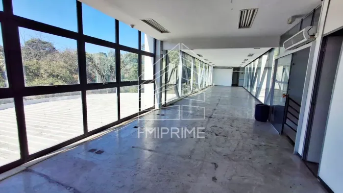 PRÉDIO COMERCIAL À VENDA OU LOCAÇÃO NO MELHOR PONTO DA LAPA.