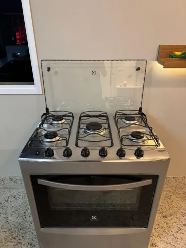 fogão Electrolux 5 bocas com mesa inox e tampa de vidro temperado, da linha 52SMX 