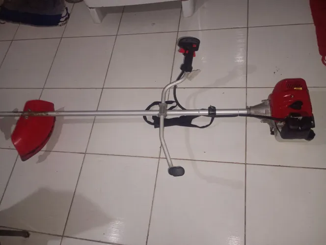 Uma Roçadeira seminova