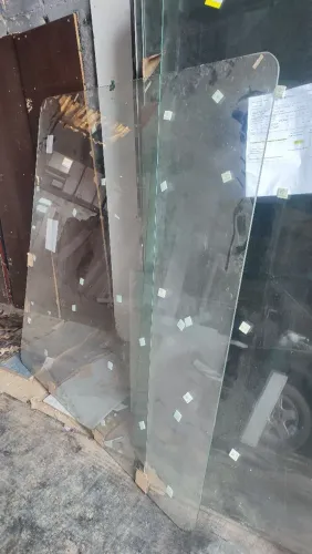 Vidro de mesa temperado 6mm com bordas arredondas 1,50x1,50 e NAO ENTREGO retirar em betim