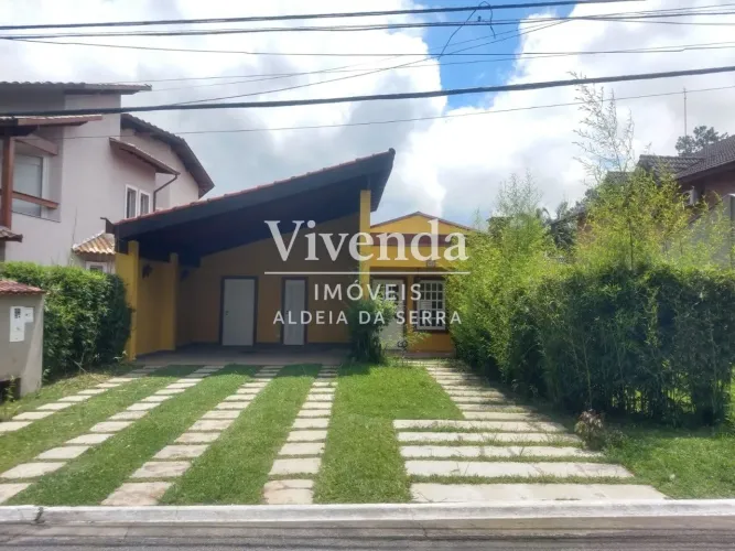 Oportunidade! Casa térrea em condomínio com 4 dormitórios e piscina.