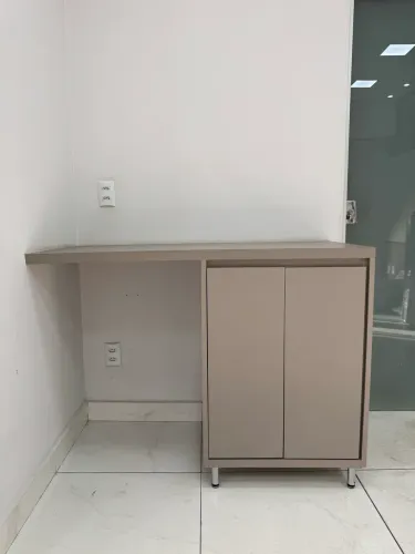 Armário Sala de Reunião com Vão para Frigobar + Apoio Lateral