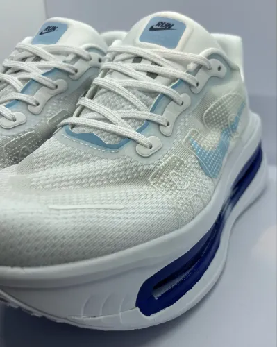 Nike Vomero Premium na cor branca com detalhes em azul