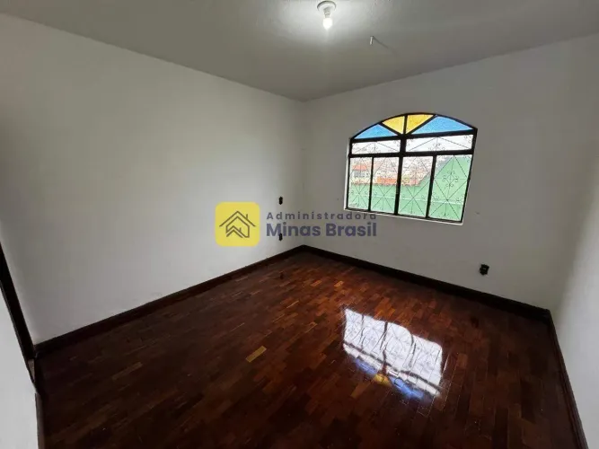 Casa individual com 03 quartos
