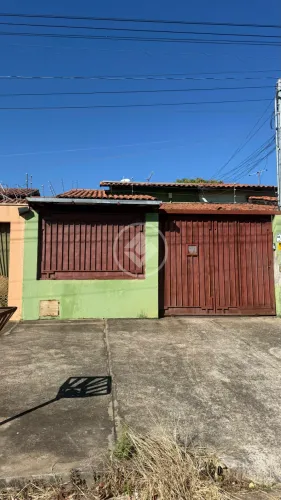 Casa à Venda no Jardim Presidente / 3 quartos, sendo 1 suíte em Goiânia, a apenas duas rua