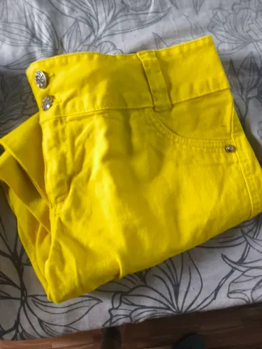 Calça jeans com elastano skinny amarela 