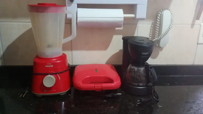 Cafeteira, liquidificador e sanduicheira.