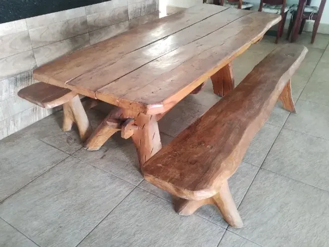 Mesa de madeira rústica com dois bancos