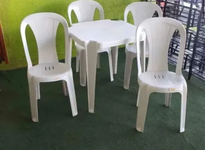 Mesa de plástico com 4 cadeiras Tramontina semi nova