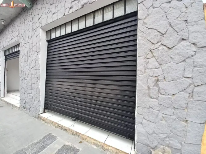 Salão com 36,70m², WC., Cozinha e Depósito. Excelente localização, em frente ao Cato super