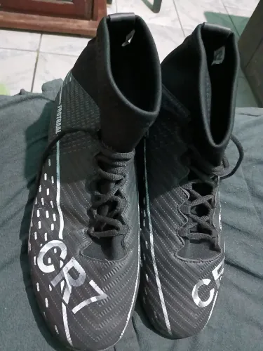 Chuteira do cr7 tamanho 42 nova