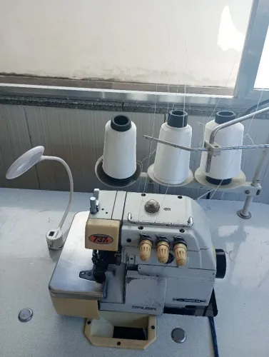 Máquina de costura overloque SIRUBA