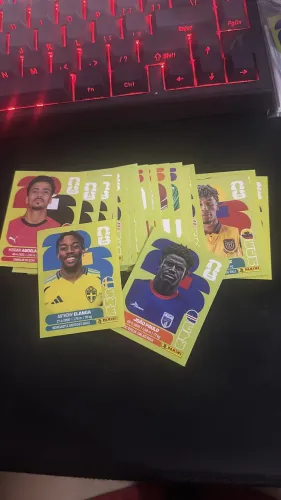 LOTE 25 FIGURINHAS UNITED EDITION PANINI ALEATÓRIAS
