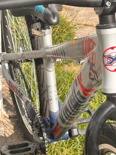 Bicicleta VikingsX Semino muito conservada cor prata com vermelho e azul
