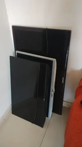 Lote com 3 TVs LED (Samsung 40", TCL 32", LG 32") - Para Retirada de Peças / Conserto