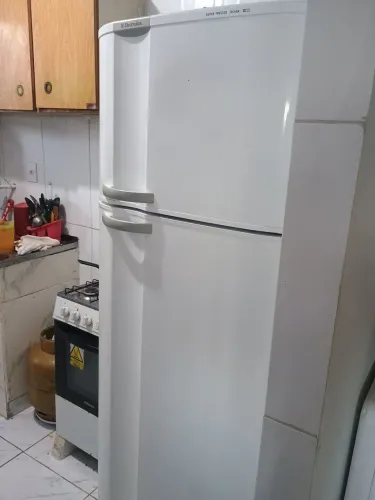 Vendo uma geladeira duplex Eletrolux