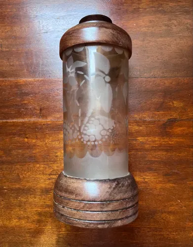Pote de madeira e vidro jateado