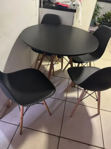 Mesa com 4 cadeiras palito.
