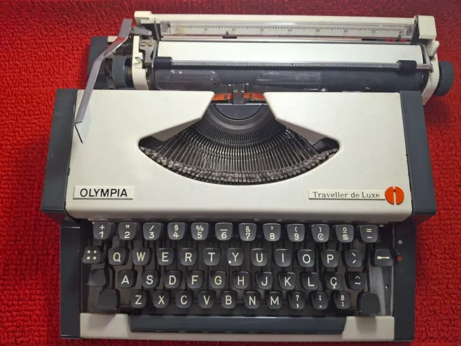 MÁQUINA DE ESCREVER PORTÁTIL OLYMPIA 