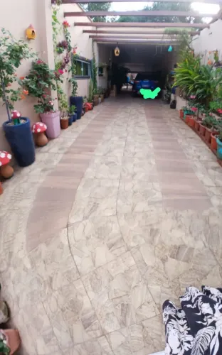 Venda de uma linda casacom piscina estilo sítio.Rua asfaltada, coleta de lixo 3 vx p/sem