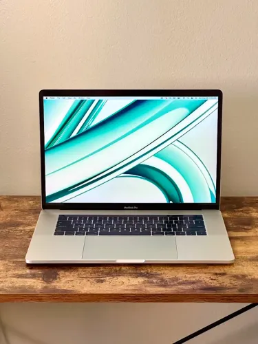 Macbook Pro 2017 | 15 polegadas | Intel i7 | 16gb ram | 256gb ssd