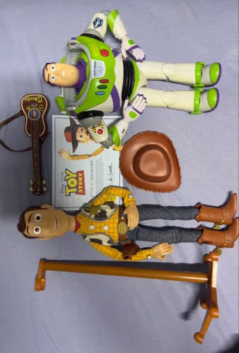 Woody e Buzz Signature Collection PORTUGUÊS
