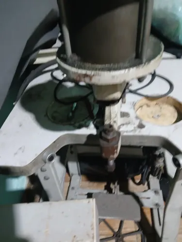 Máquina de pregar ilhos usada