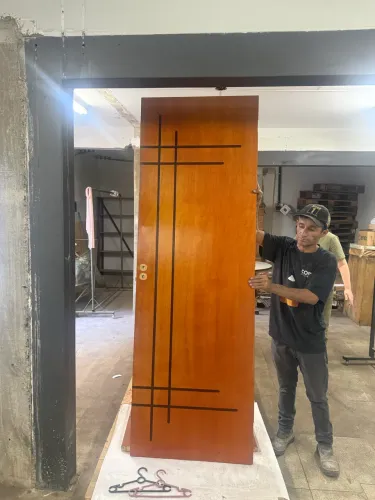 Portas novas com fechaduras e verniz
