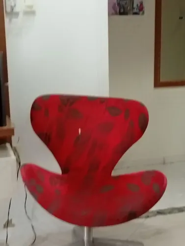 Vendo cadeira vermelha semi-nova.