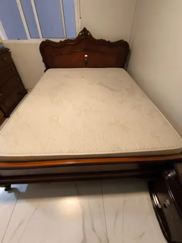 Cama de casal com colchão que faz massagem