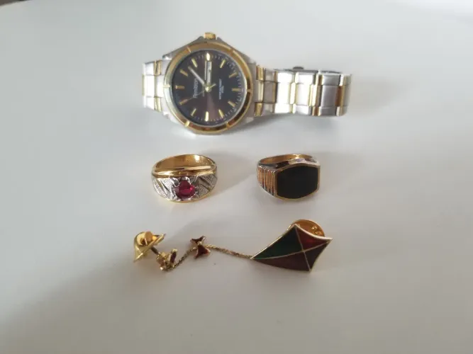 Lote com relogio, broche vintage e aneis banhado