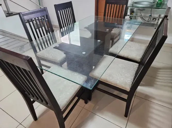 Grande Mesa de Jantar de vidro com 6 cadeiras estofadas