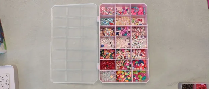Maletas e kit com miçangas, elásticos, arames para brincos, pulseiras e colares