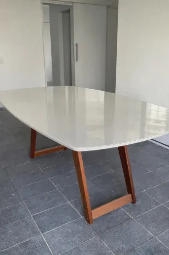 Mesa com pés de madeira e tampo de vidro