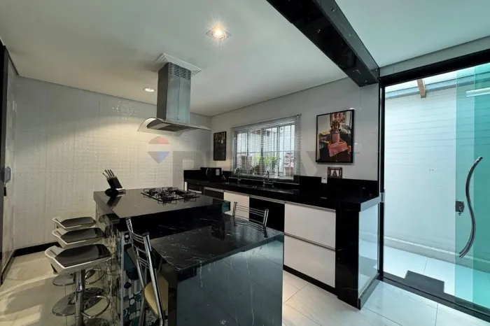 Casa Linear, 4 Quartos, 2 Suítes e 4 Vagas no Bairro Castelo/BH!